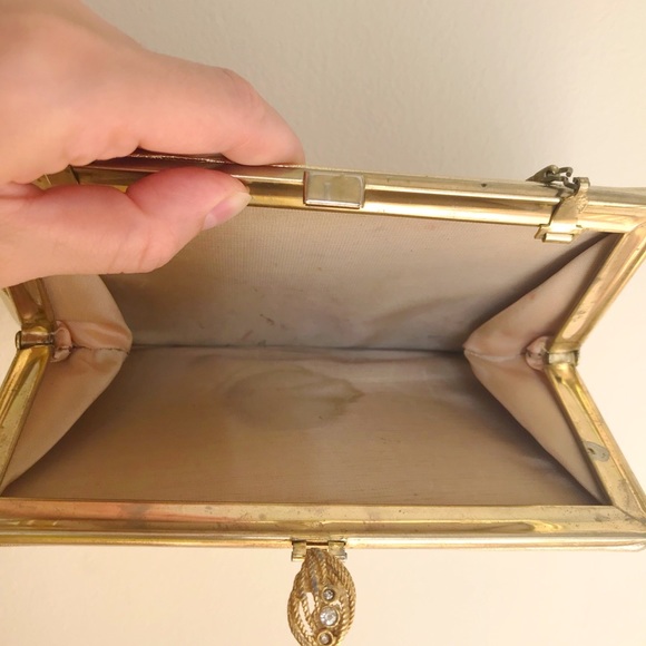 Vintage 1950s/60s Gold clutch w/rhinestone clasp - Picture 4 of 5